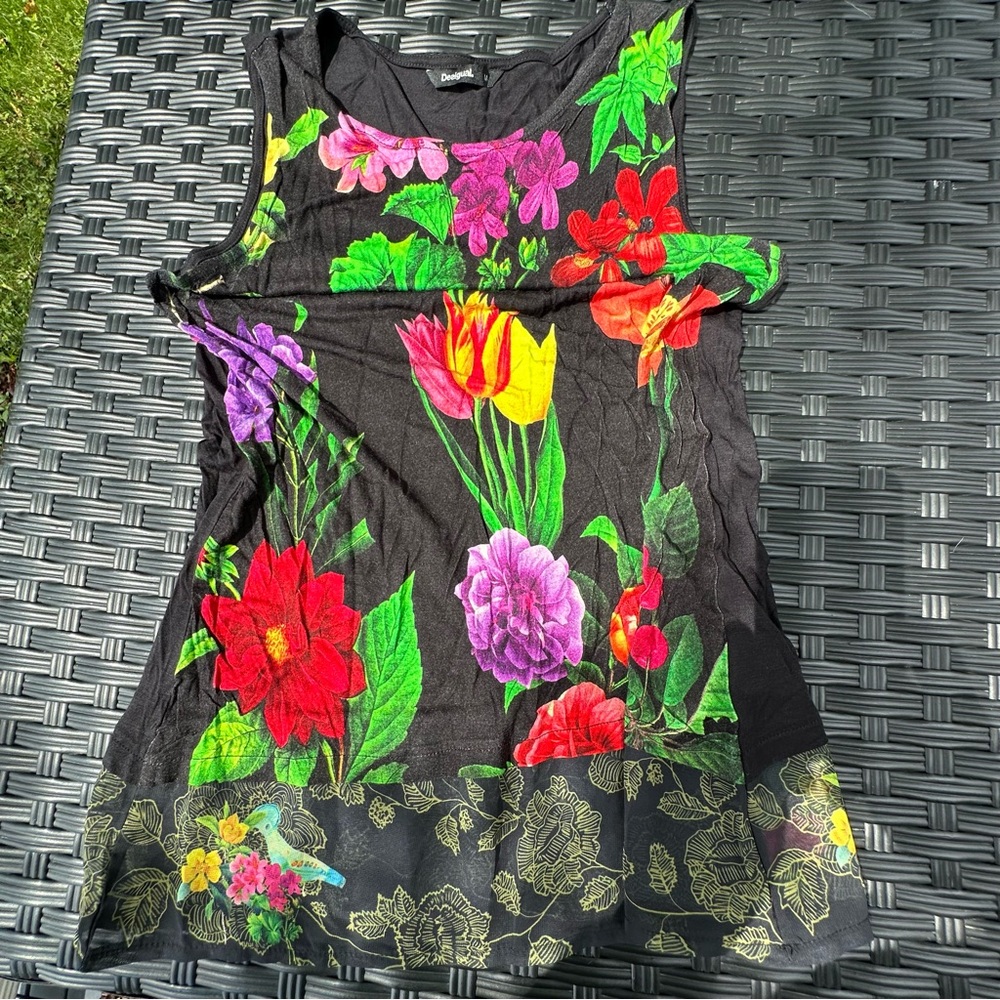 Desigual stretch top size M sleeveless, super flowery cute